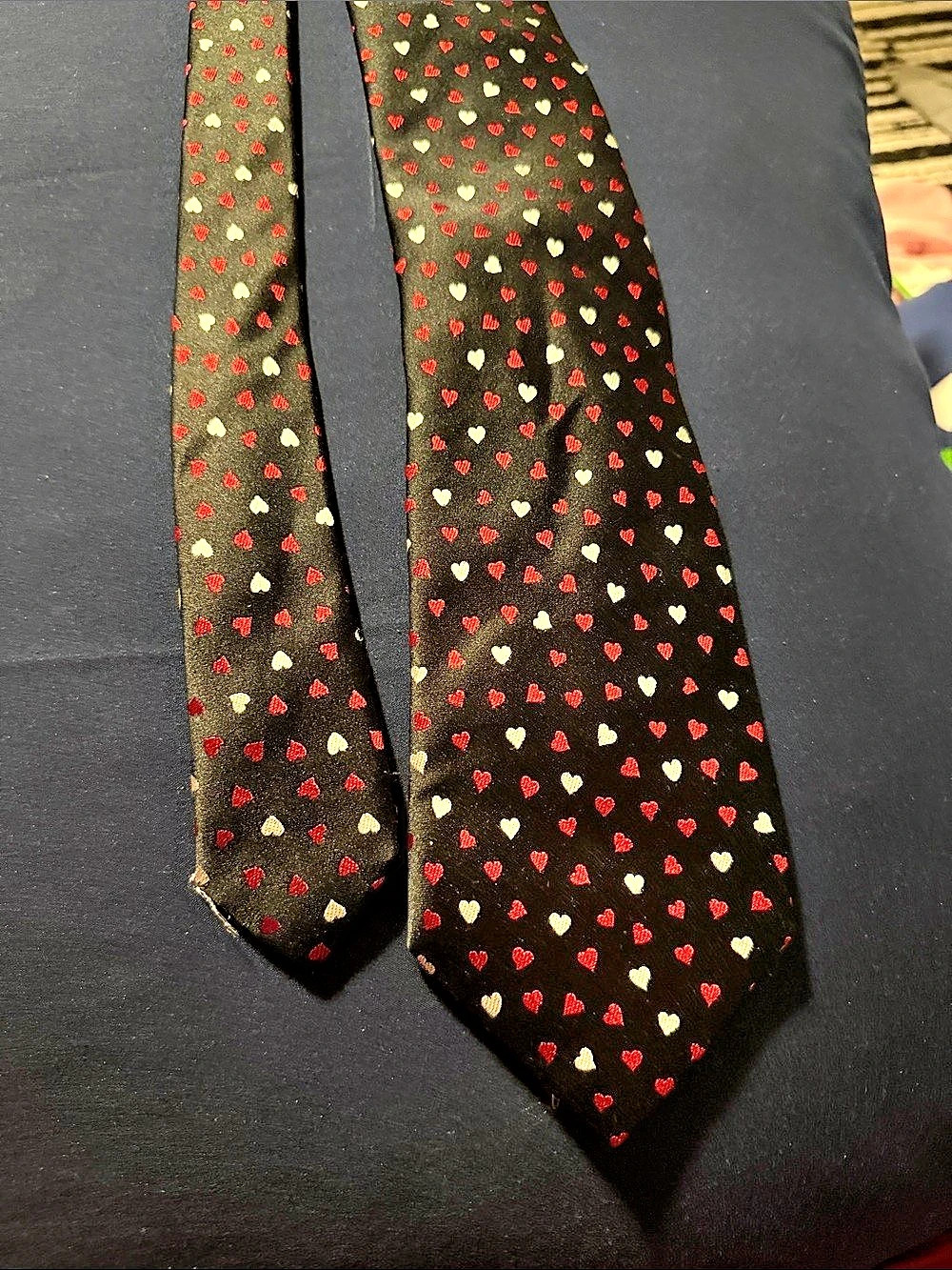 Roundtree & Yorke Silk Heart Pattern Tie in Black & Red Like New